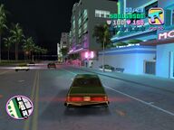 Tommy Vercetti arriving at the Front Page Café.