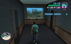 Tommy Vercetti about to reach a window to see Candy Suxxx and Alex Shrub.