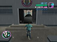 Tommy Vercetti about to enter the Washington Beach police station.