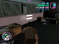 Tommy Vercetti about to collect P. Rowe's key card.